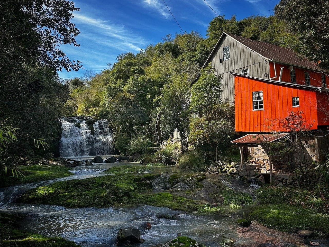 Moinho Ghinzelli visto de fora, com a cascata ao fundo